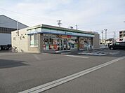 コンビニ「ファミリーマートまで110m」