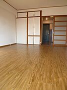 ゆったり使える9帖の洋間。