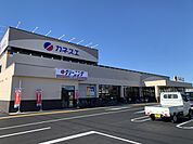 スーパー「カネスエまで710m」