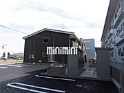 タイヤ等が入る物置も完備ですね。