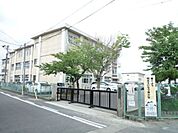 小学校「市立三里小学校まで2200m」