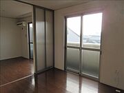 日が良く入る明るいお部屋です。