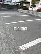 停めやすい駐車場ですよ。