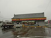 コンビニ「ヤマザキまで830m」