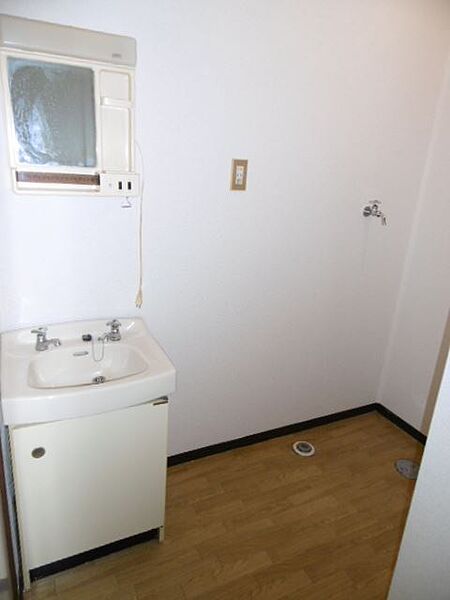 画像5:独立洗面台と室内洗濯機置き場です。