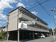 東向きの3階建てマンション