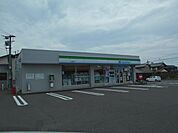 コンビニ「ファミリーマートまで1300m」