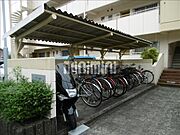 屋根付きの駐輪場あります
