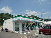 コンビニ「ファミリーマートまで940m」
