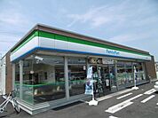 コンビニ「ファミリーマートまで720m」