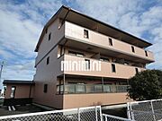 南向きの3階建てマンション
