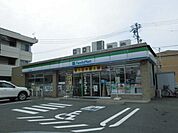 コンビニ「ファミリーマートまで560m」