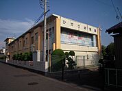 幼稚園、保育園「ひかり幼稚園まで110m」