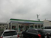 コンビニ「ファミリーマートまで810m」