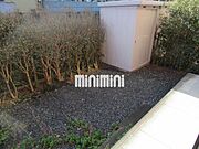 お庭にトランクルームがあります。