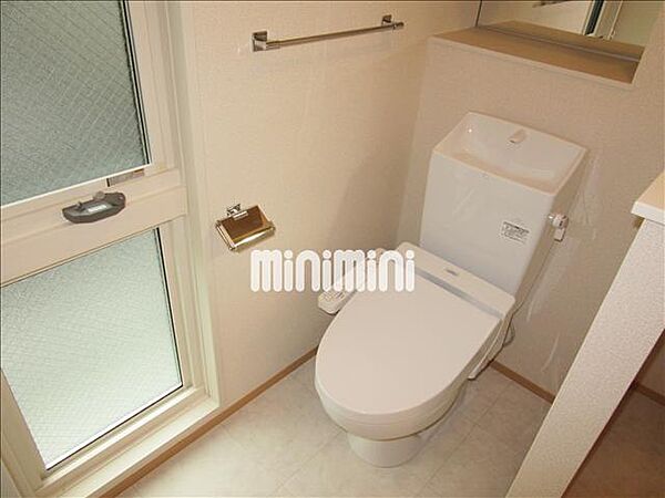 画像11:開放感のある窓があって明るいトイレ。