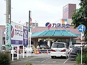 スーパー「カネスエまで440m」