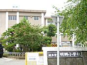 小学校「岐阜市立明郷小学校まで682m」