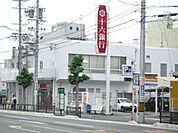 銀行「十六銀行まで210m」