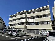 4階建ての鉄骨造マンション。