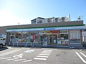 コンビニ「ファミリーマートまで490m」