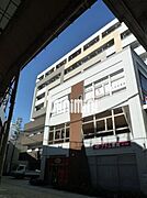 柳ヶ瀬商店街に建つオートロック付きマンションです。