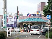 スーパー「カネスエ三里店まで844m」