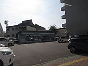 コンビニ「ファミリーマートまで90m」