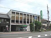銀行「大垣共立銀行まで1300m」
