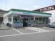 コンビニ「ファミリーマート大垣築捨町二丁目店まで220m」