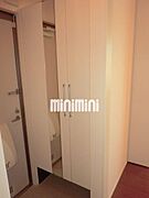 下駄箱の扉は鏡張りですね。