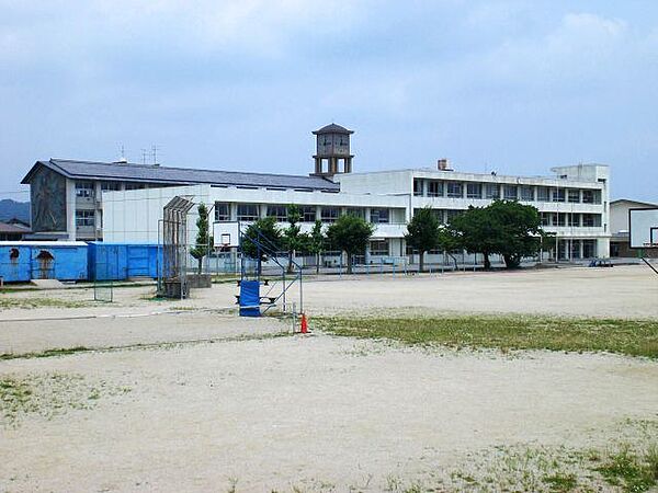 画像22:中学校「垂井町立不破中学校まで1188m」