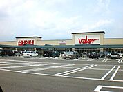 スーパー「バロー垂井店まで1557m」