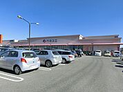 スーパー「カネスエまで880m」