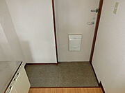 同型の部屋の写真を使用しております。
