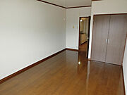 同型の部屋の写真を使用しております。