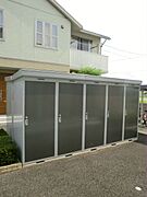 収納に便利な物置付き。