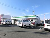 コンビニ「ファミリーマートまで1100m」