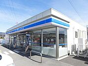 コンビニ「ローソンまで900m」