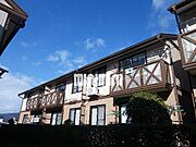 閑静な住宅街にたたずむ2色使いの外観