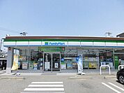 コンビニ「ファミリーマートまで220m」