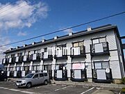 白色の外壁が印象的な外観。