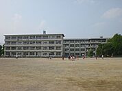 小学校「大垣市立宇留生小学校まで681m」
