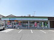 コンビニ「ファミリーマートまで1100m」