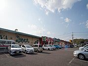 スーパー「コノミヤまで820m」