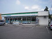 コンビニ「ファミリーマートまで840m」