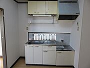 上下に収納があるキッチンです。