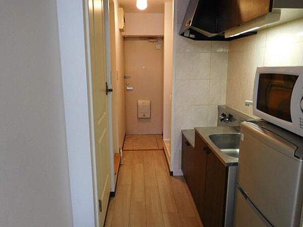 画像15:室内からキッチンと玄関の眺めです。