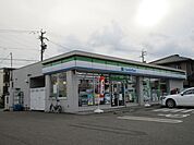 コンビニ「ファミリーマートまで210m」