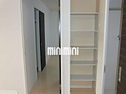 キッチン横にも収納スペースあります。